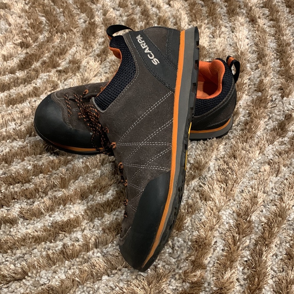 Scarp CRUX approach shoe. Women's size 9.5 or Men's size 8.5. EU 41.5.